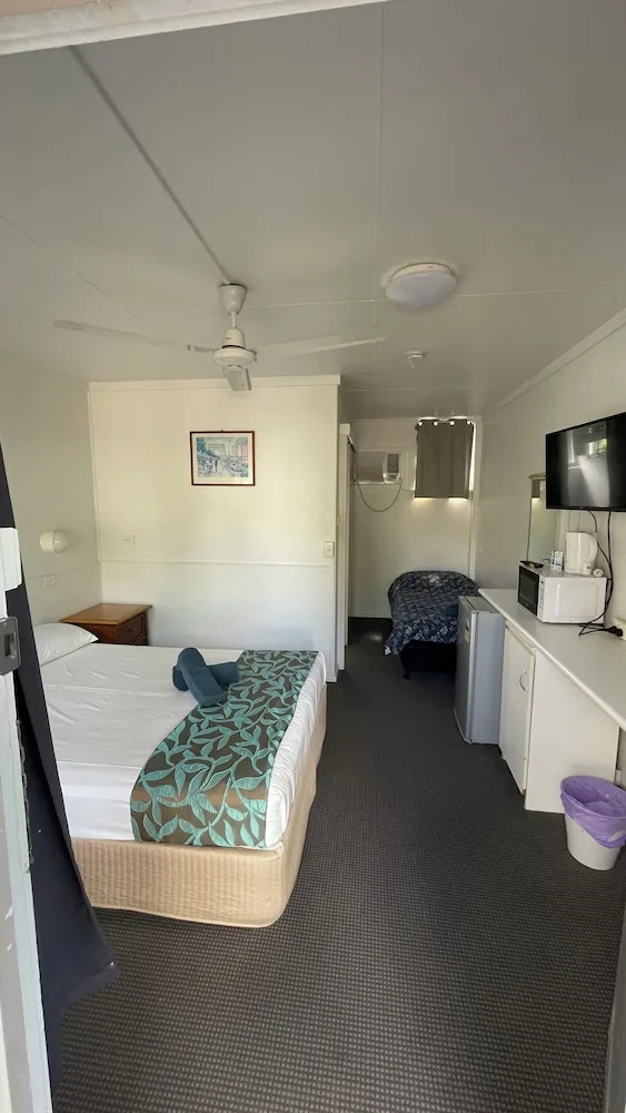 غرفة بسرير مزدوج وسرير فردي، Cairns City Motel 8/10