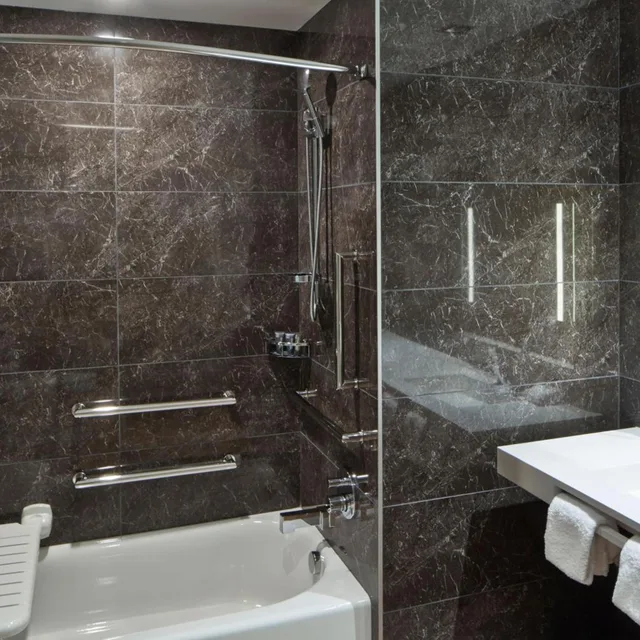 غرفة بسريرين مزدوجين بحوض استحمام لذوي الإعاقة، Ac Hotel By Marriott Minneapolis Downtown 3/10