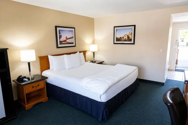 Upstairs, Standard, King Bed، King Frederik Inn 3/9