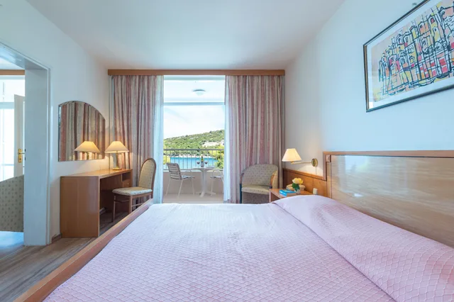 غرفة قياسية ثلاثية بسرير مزدوج وسرير فردي بإطلالة على البحر، Splendid Hotel Dubrovnik 3/8