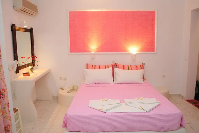 غرفة بسرير مزدوج بمطبخ صغير، Annita S Village 3/7