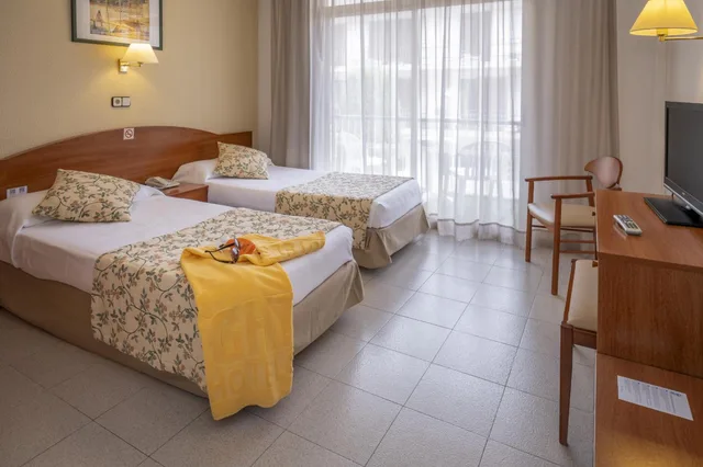 غرفة بسريرين منفصلين بشرفة، GHT Costa Brava & Spa 4/10