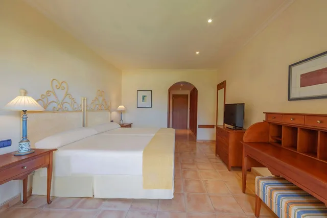 غرفة بسريرين منفصلين بشرفة، La Quinta Menorca by PortBlue Boutique - Adults Only 2/3