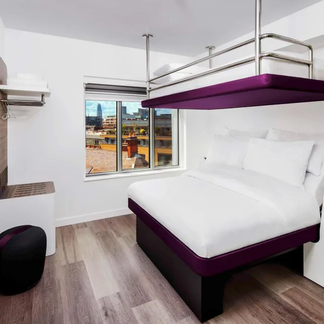 كابينة ثلاثية بسرير مزدوج، YOTEL London City, Select by Hilton 1/2