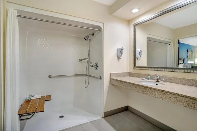 غرفة قياسية بسرير كينج لذوي الإعاقة، Best Western Inn & Suites Monroe 6/8
