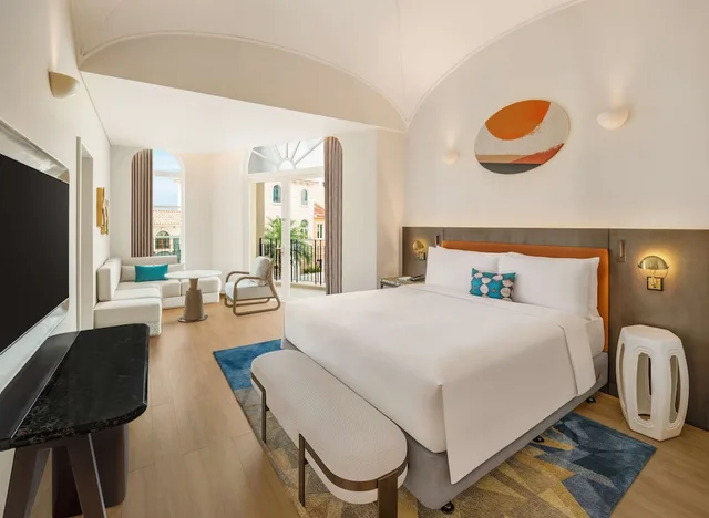 جناح بسرير كينج بشرفة، La Festa Phu Quoc, Curio Collection by Hilton 2/5