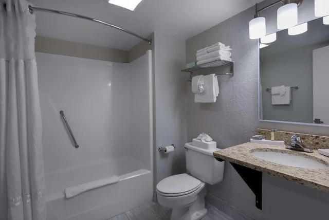 Room, Queen Bed, Street View, Balcony, West Wing، Dayton House Resort, BW Signature Collection 2/2