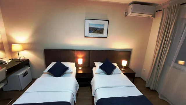 غرفة بسريرين منفصلين بشرفة، Villa Panorama 8/10