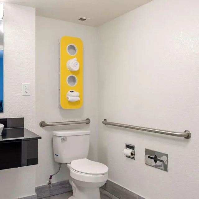 1 King Bed - Mobility Acc Tub Smk Micfridge, Motel6 North Little Rock, AR - McCain 7/8