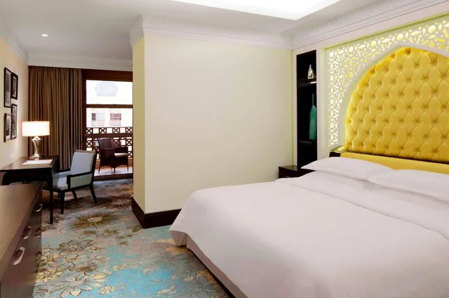 جناح جونيور بسرير كينج بإطلالة على المسبح بشرفة مع دخول صالة النادي، Sheraton Sharjah Beach Resort Spa 1/2