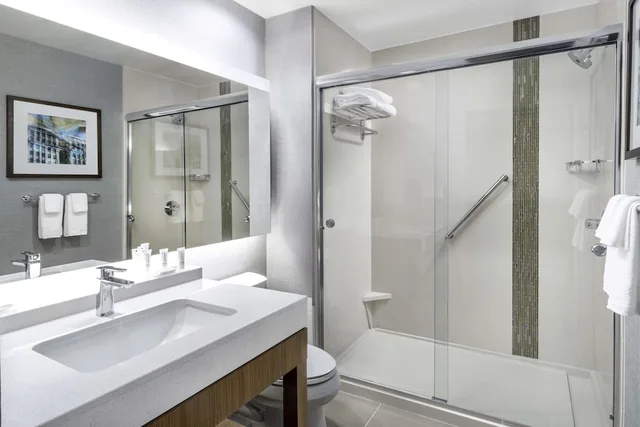 غرفة بسرير كينج مع أريكة في طابق مرتفع، Hyatt Place Fort Worth-Alliance Town Center 2/3