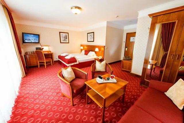 غرفة ديلوكس رباعية بسريرين منفصلين مع أريكة، Hotel Salzburger Hof 4/8