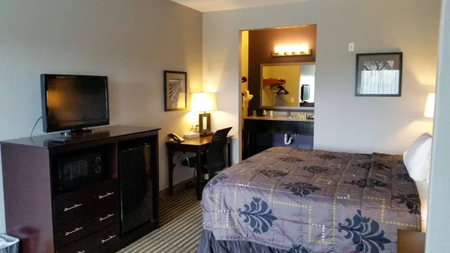 Room, King Bed, Accessible, Studio6 Beeville, TX 6/10