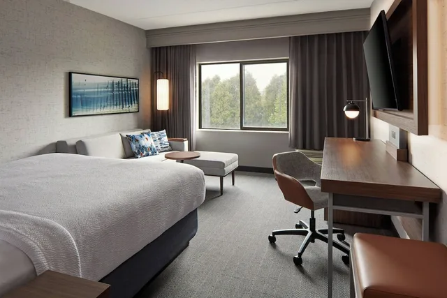 Room, King Bed, Accessible, Courtyard by Marriott Hamilton 1/7