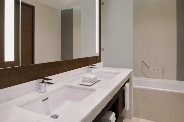 غرفة بسرير كينج بإطلالة على البحر، Delta Hotels Marriott City Center Doha 13/13