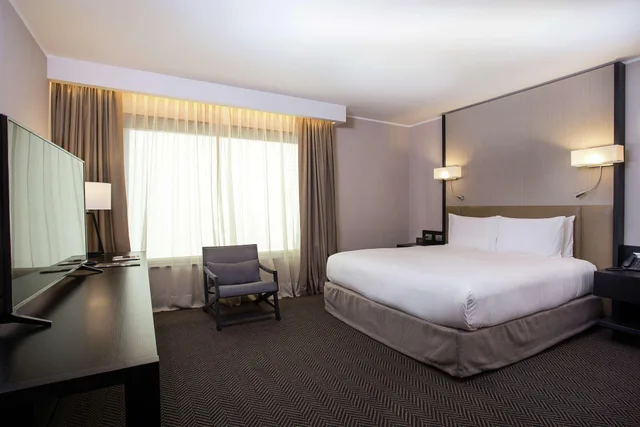 جناح بسرير كينج بمنطقة جلوس، DoubleTree by Hilton Hotel Santiago Vitacura 1/1