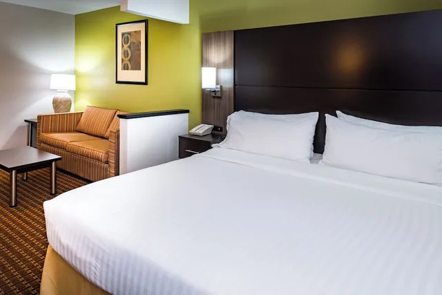 غرفة قياسية بسرير كينج لذوي الإعاقة، Holiday Inn Express Hotel And Suites Bucyrus 1/2