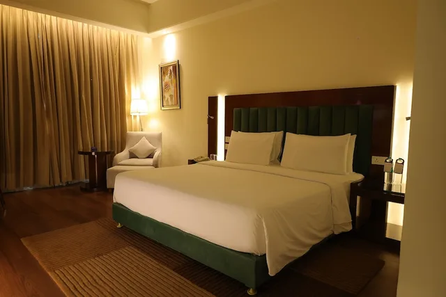 Superior Room, Radisson Blu Hotel Rudrapur 2/6