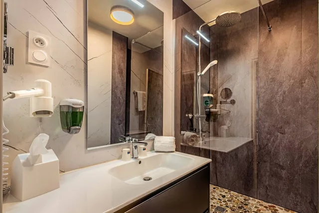 غرفة سوبيريور بسرير كوين، Hotel the Originals Roscoff Armen Le Triton 7/10