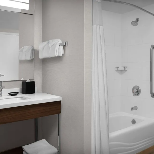 جناح كبير بسرير كينج مع أريكة في طابق مرتفع، Courtyard Virginia Beach Oceanfront South 2/2