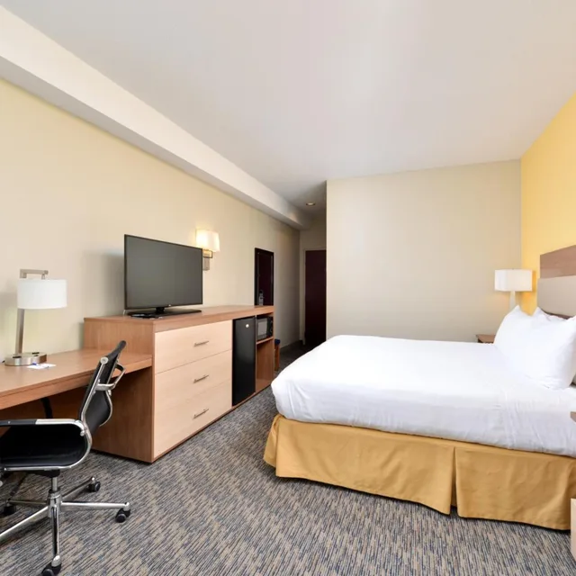 Room, King Bed, Pool Side, Accessible، Best Western North Attleboro / Providence Beltway 2/3