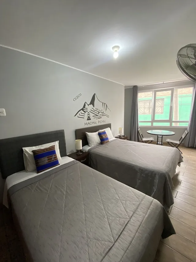 غرفة أساسية ثلاثية بسرير كوين وسرير فردي، Lima Airport Tampu B&B 3/10