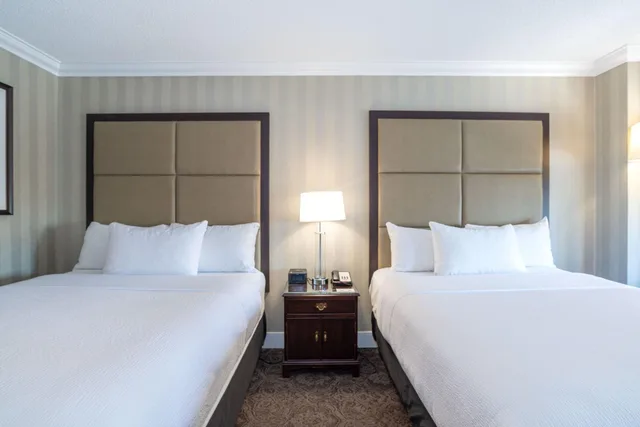 Deluxe, 2 Queen Beds, Sandman Signature Edmonton Downtown Hotel 2/4