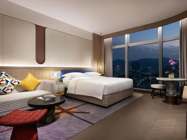 غرفة تنفيذية بسرير كينج بإطلالة على المدينة مع دخول الصالة، Fashion Town Hotel Shenzhen MGallery Collection 2/6