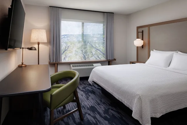 غرفة بسرير كينج لذوي الإعاقة، Fairfield Inn And Suites Kelowna 1/4