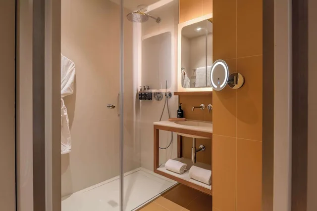 غرفة بريميوم بسرير كوين، Canopy by Hilton Cannes 5/6