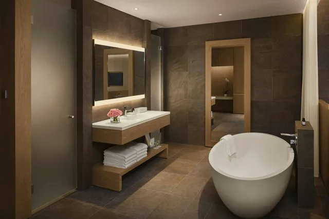 Guest Room, King Bed, Ocean Front, Balcony, High Floor، The Sanya Edition 5/5
