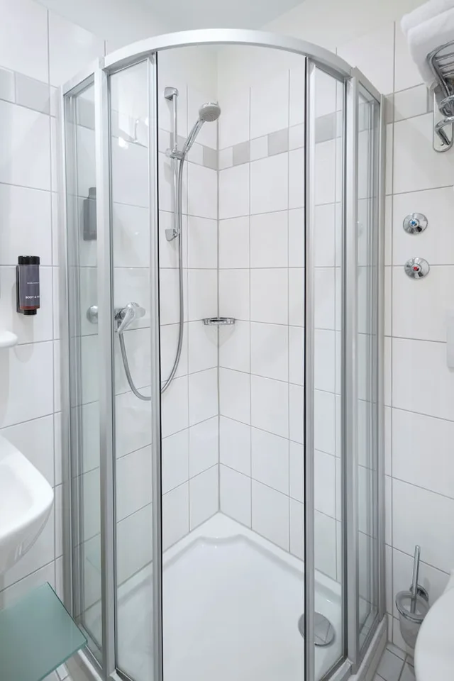 غرفة عائلية بسرير كوين وسرير فردي بغرفة نوم واحدة، Roomingtons Franziskushohe Lohr 7/8