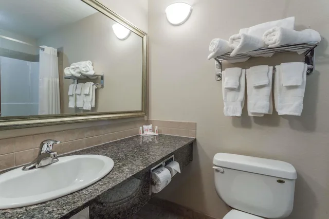 غرفة بسريرين كوين بمطبخ صغير، Ramada Westlock 4/5
