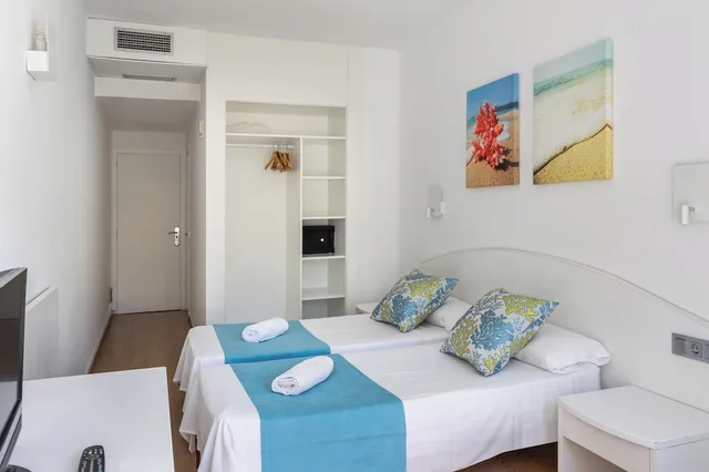 غرفة قياسية بسرير كوين بشرفة، Neptuno Paguera Hostal 4/8