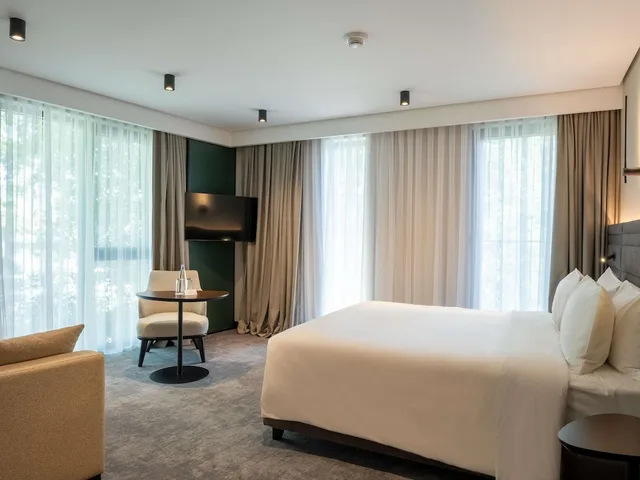 غرفة عائلية بسرير كوين مع أريكة، Novotel Tbilisi Center 1/10