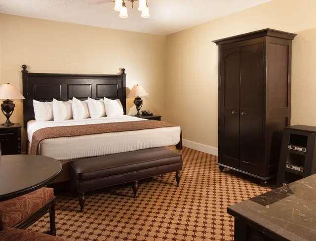 Sandpiper, Lodge, Queen Bed، Lake Yellowstone Hotel And Cabins 1/1