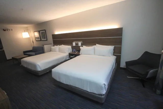 غرفة قياسية بسرير كوين مع أريكة، Holiday Inn Express Hotel And Suites Charleston North 1/5