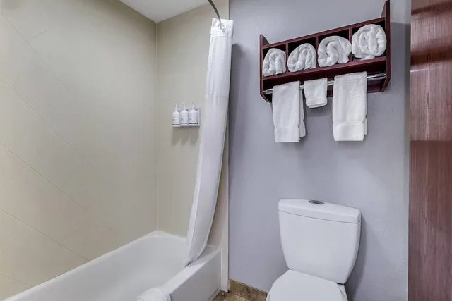 غرفة ديلوكس بسرير كينج، La Quinta Inn & Suites by Wyndham Louisville East 8/9
