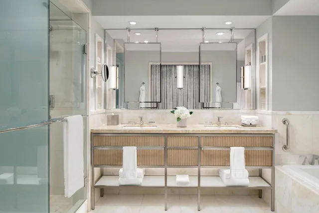 جناح ركني بسرير كينج بإطلالة على المدينة بغرفة نوم واحدة مع أريكة بمنطقة جلوس، Ritz Carlton Toronto Hotel 4/5