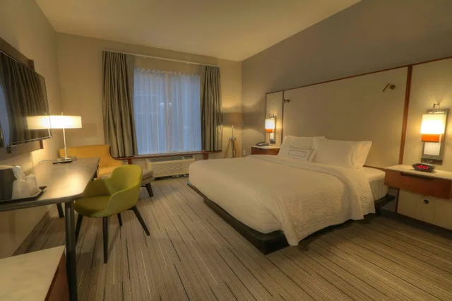 غرفة بسرير كينج، FAIRFIELD INN AND SUITES GATLINBURG DOWNTOWN 1/5