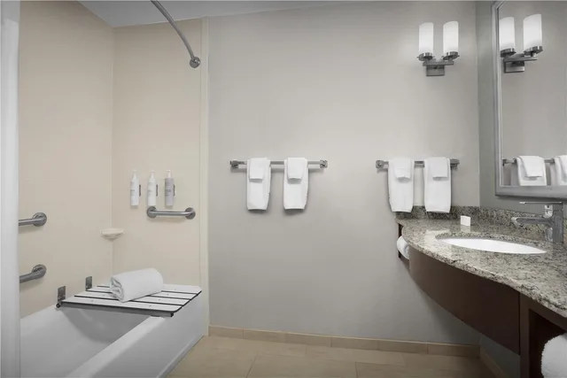 غرفة بسرير كينج بحوض استحمام لذوي الإعاقة، Hilton Garden Inn Gallup 2/3