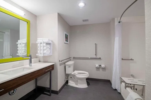 غرفة بسريرين كوين بحوض استحمام لذوي الإعاقة، Hampton Inn Lincoln White Mountains 1/2