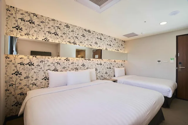 غرفة قياسية ثلاثية بسرير مزدوج وسرير فردي، Urhome Hotel 1/6
