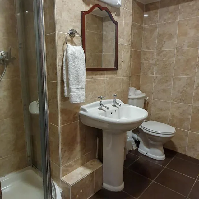 غرفة ثلاثية، Gilson Hotel 7/8