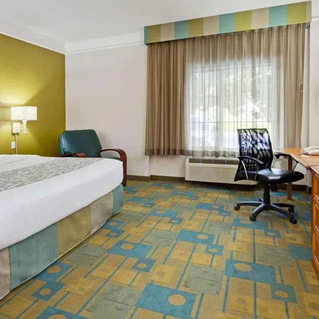غرفة بسرير كينج بحوض استحمام لذوي الإعاقة، La Quinta Inn & Suites by Wyndham Ft. Lauderdale Airport 2/5