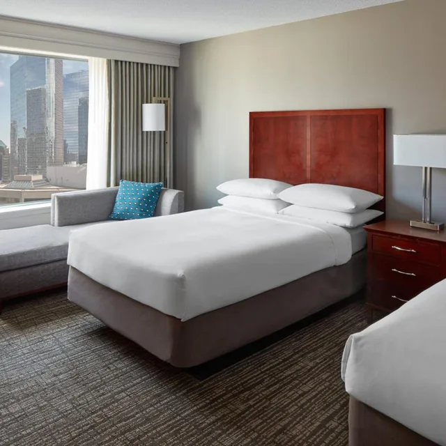 غرفة بسريرين مزدوجين بإطلالة على الفناء، Marriott Eaton Centre Toronto 1/6