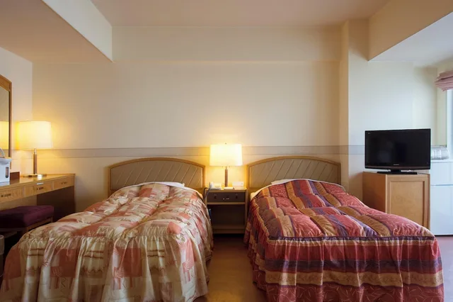 غرفة يابانية غربية قياسية بسريرين منفصلين وفرشتي فوتون بإطلالة على البحر، Izumigo Toba Dog Paradise Hotel 4/5