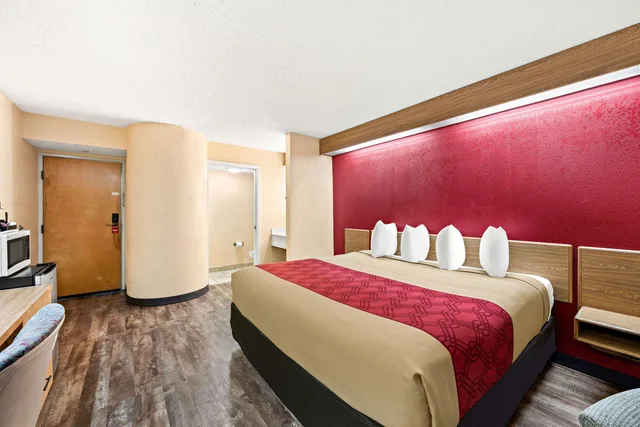 Room, King Bed, Smoking, Econo Lodge London North 2/5