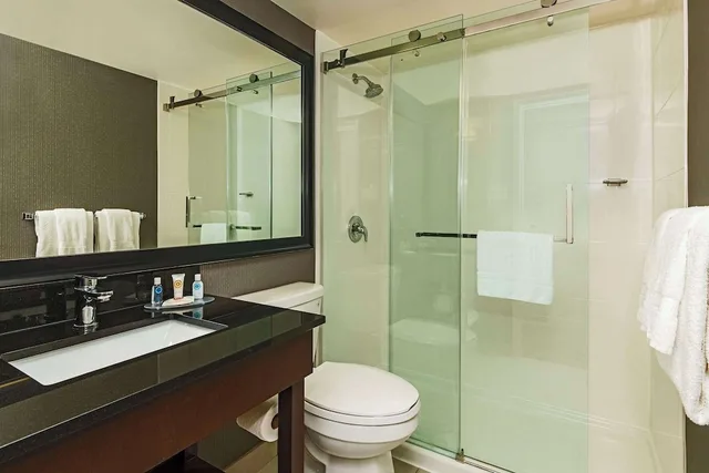 غرفة بسرير كينج يُسمح فيها بالحيوانات الأليفة في الطابق الأرضي، Comfort Inn Cambridge - Highway 401 6/7
