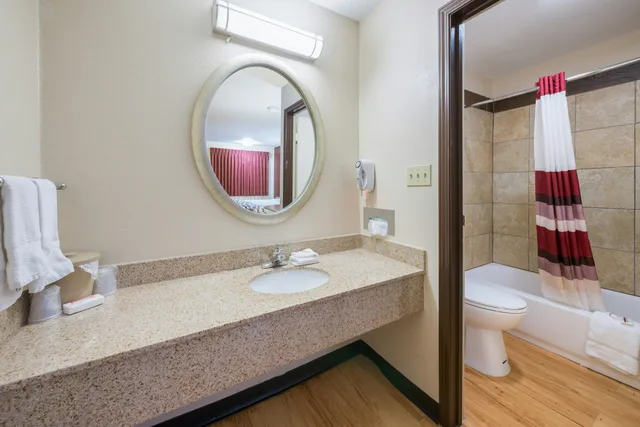 غرفة سوبيريور بسرير كينج، Red Roof Inn Columbus - Grove City 4/5